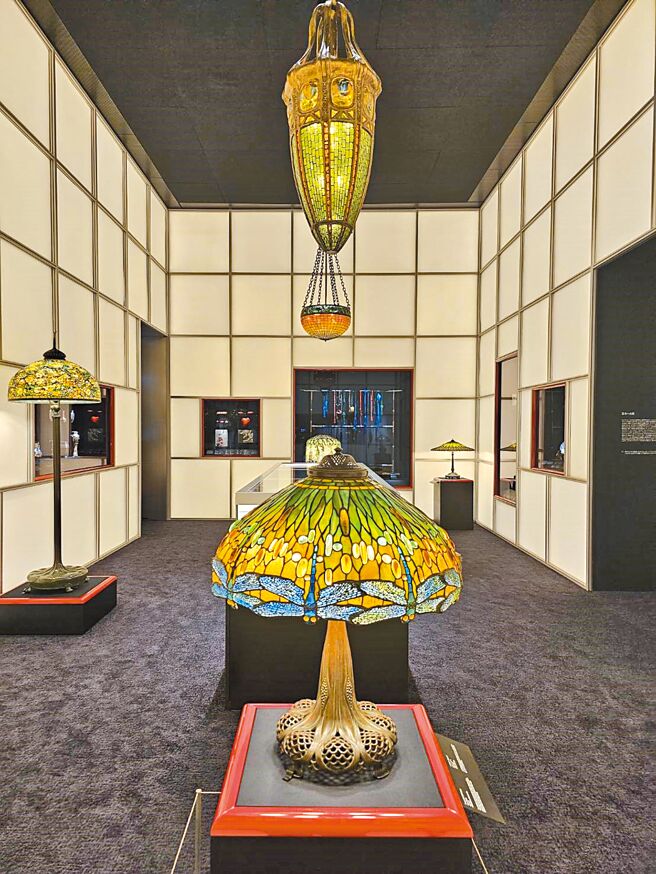 「恋上日本」区展出蒂芙尼受日文化影响的过程，空间也充满东西融合情调。（读者提供）