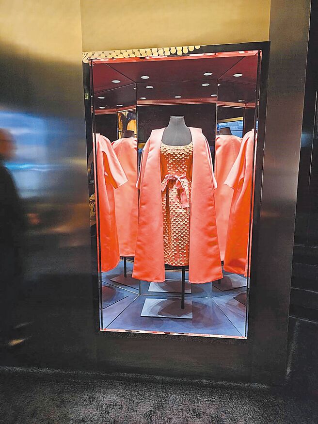 「《蒂芙尼的早餐》」区除小黑裙，还有奥黛丽赫本穿着的粉红洋装与披肩。（读者提供）