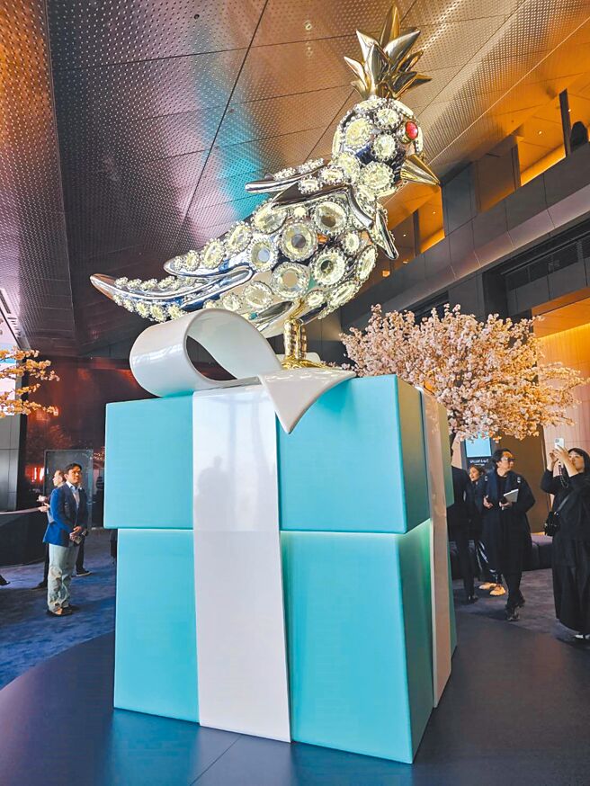 东京打卡新景点，「Tiffany Wonder蒂芙尼瑰丽绮境」展的石上鸟与蓝纸盒大型装置。（读者提供）
