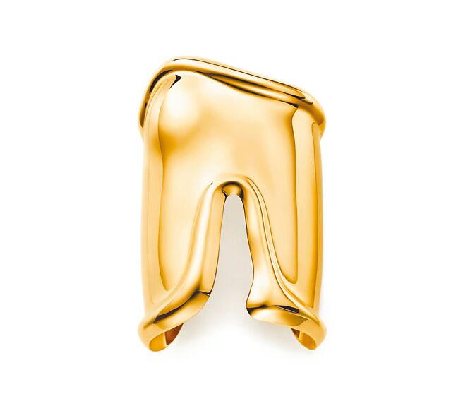 「绮境设计」区的Bone Cuff手环，1970年由Elsa Peretti设计，2021制作，展现品牌设计歷久弥新。（Tiffany提供）