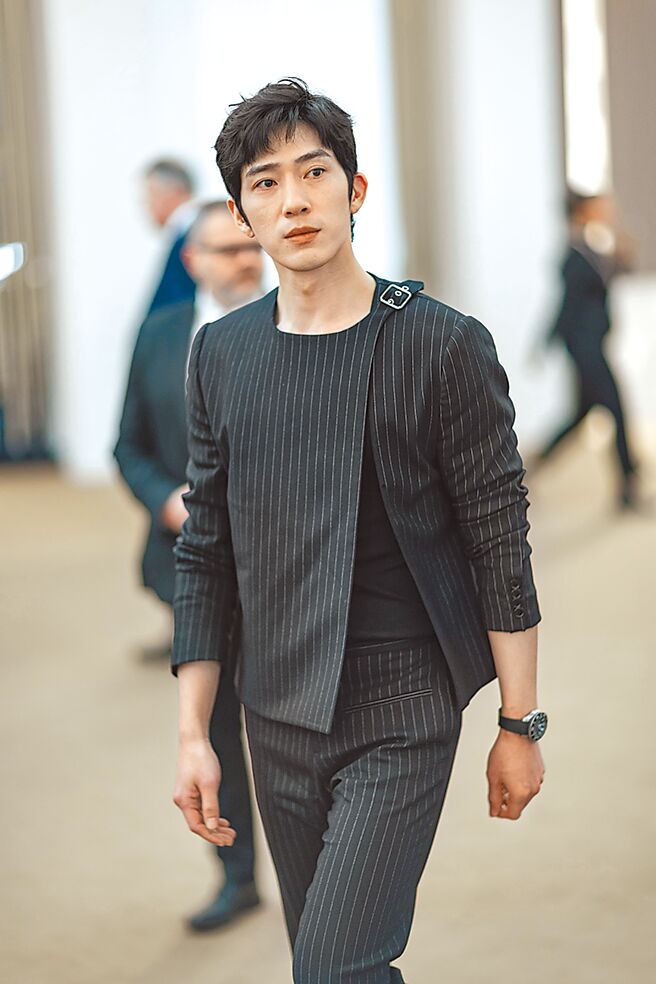 萬寶龍代言井柏然身穿黑色條紋套裝出席WW表展。（Watches and Wonders提供）
