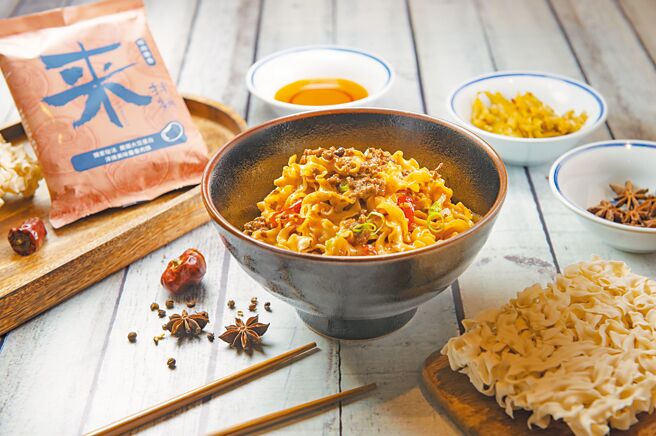 「来拌麵」是疫情时发展出的宅美食。（汉来美食提供）
