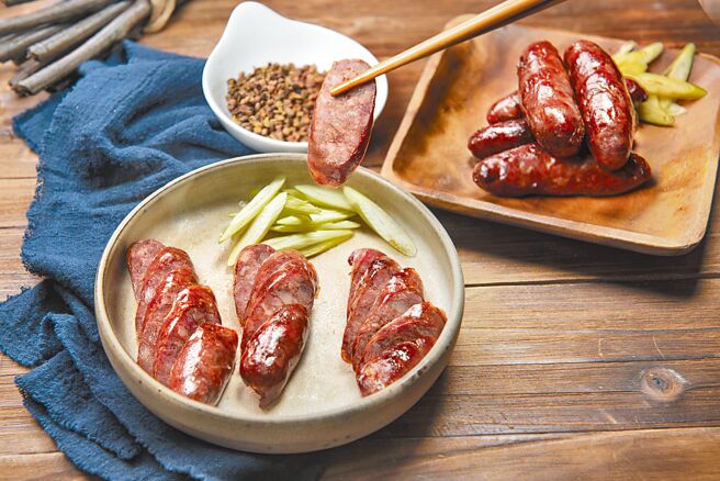 「宅美食」系列的香肠等冷冻食品受消费者喜爱。（汉来美食提供）