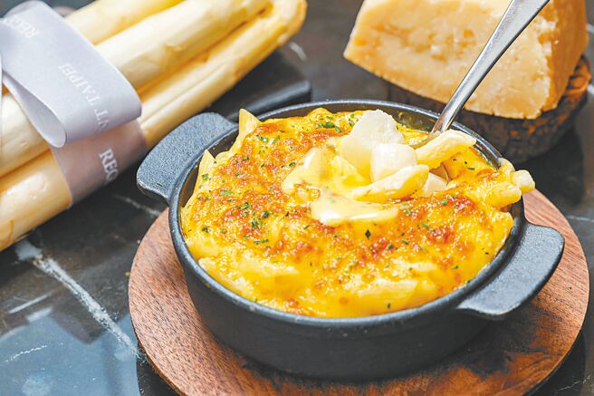 法國白蘆筍宴中的「奶油起司通心粉．白蘆筍」。（台北晶華酒店提供）