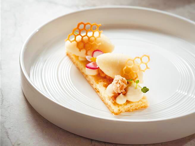 「榛果蛋糕、柚子優格慕斯、白蘆筍雪酪」清香鮮甜的滋味是春季最甜美的禮讚。（台北文華東方酒店提供）