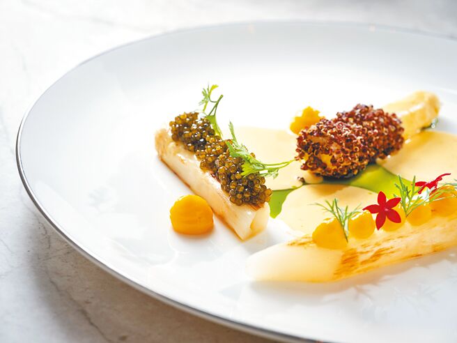 「Bencotto」義大利餐廳限時推出白蘆筍季節限定美饌，首推以三種滋味襯托白蘆筍清甜多汁的繽紛開胃菜。（台北文華東方酒店提供）