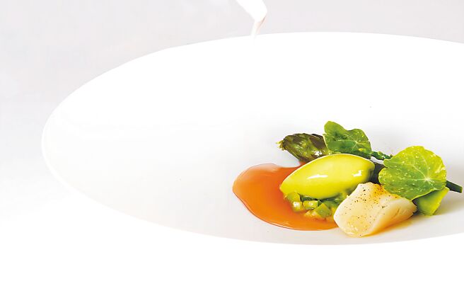 亞都麗緻餐廳巴黎廳1930x高山英紀春季菜單「蘆筍草莓干貝」，以飽和綠意勾勒出春意盎然。　（亞都麗緻餐廳提供）