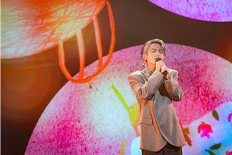 林宥嘉回母校見18歲學生　幽默自喻「拚一點也能生出他們」