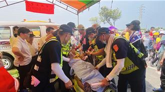 救人要緊！女信徒天熱頭昏 大甲媽不捨鑾轎速讓