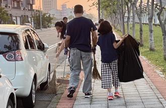 南科富人里也熱心公益 科技新貴帶孩子街掃清15大袋垃圾