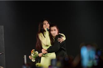 Selina、田馥甄无预警现身 Ella开唱泪洒舞台
