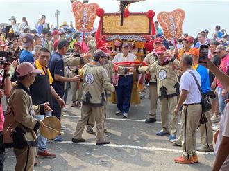 大甲媽回鑾湧35萬人 鑾轎夾帶信徒緩步前進