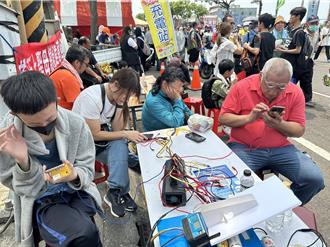 大甲媽祖遶境回鑾 志工夫妻設「結緣電」站 信眾大感窩心