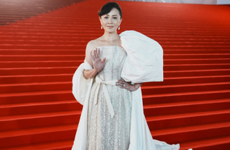 劉嘉玲搶眼龍蝦裝出自他 網笑稱《與龍共舞》領先33年