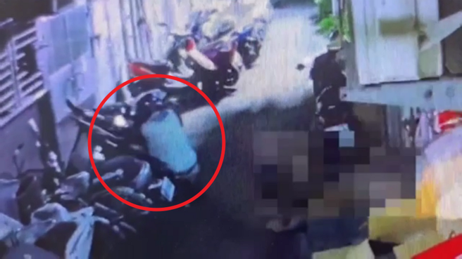 高姓男子（红圈处）破坏机车偷零件，得手后还变装设断点，想躲避警方查缉还是栽了。（翻摄画面）