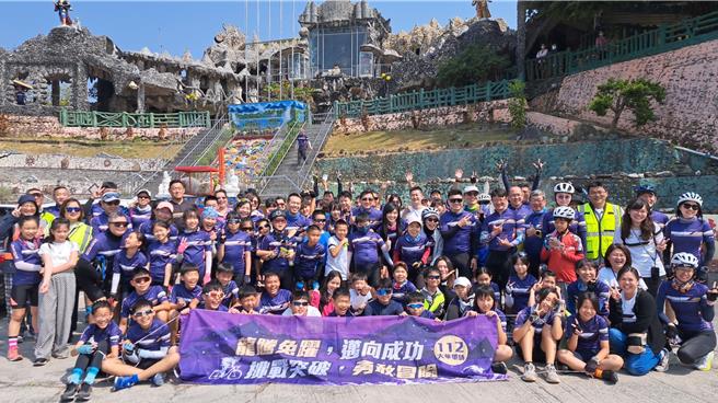 大华国小总人数240人的毕骑团队，由34位毕业生为核心，18位学弟妹，13位学长姐应援，175位亲师，依专业、能力分组成陪骑、补给、交管、医护与维修组等。（高市教育局提供／杨舒婷高雄传真）