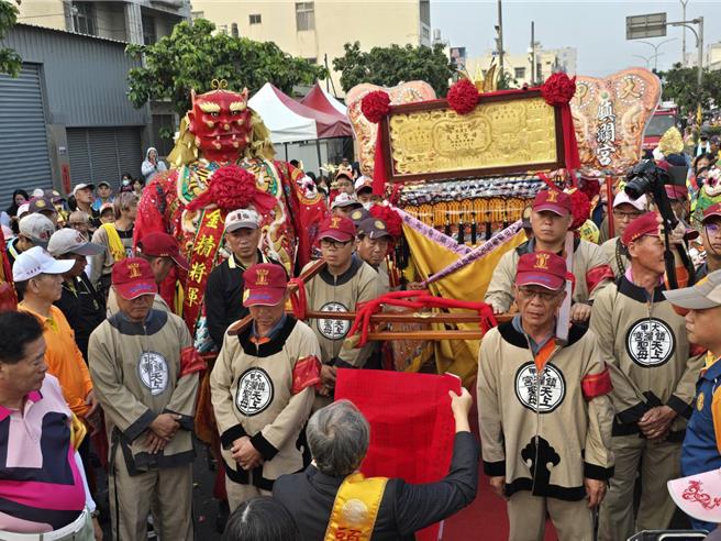 為期9天8夜的大甲鎮瀾宮媽祖進香繞境活動，預定14日回鑾安座，清晨6時許從清水區朝興宮起駕，預定深夜11點過後返抵鎮瀾宮內安座。（讀者提供／張妍溱台中傳真）