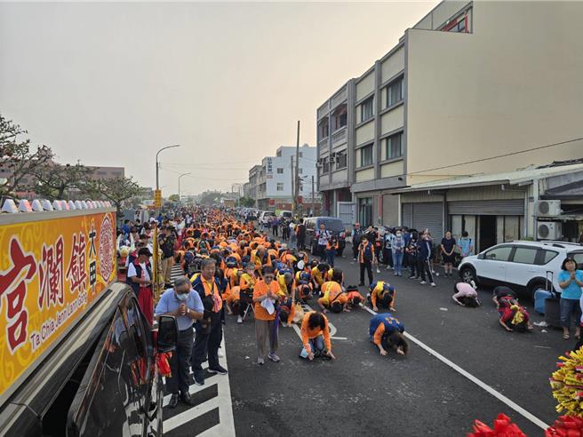 今年追隨大甲媽祖的信徒相當熱烈，沿途排隊想鑽轎腳的人相當多。（讀者提供／張妍溱台中傳真）