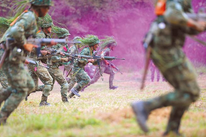 图为三军九校院入伍生团进行震撼教育。（示意图，非当事人，军闻社）
