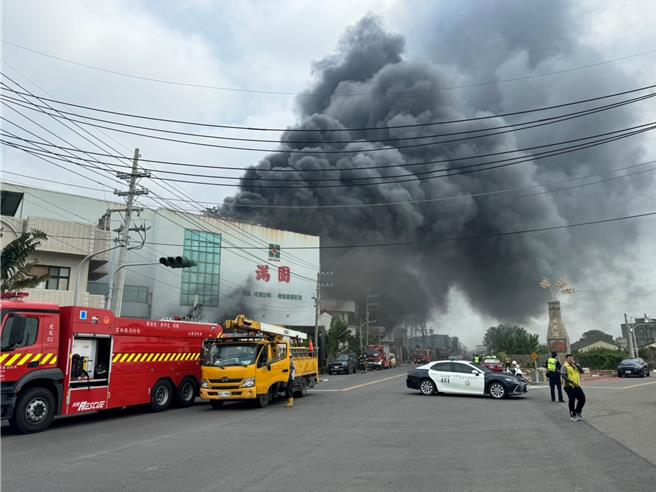 雲林縣西螺鎮金農米碾米廠14日早上8點許發生火警，1樓廠房起火燃燒，現場濃煙密布。（張朝欣攝）