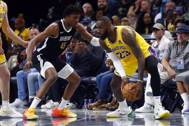 詹姆斯在最后两分钟内出现两次走步违例都没被吹。(路透资料照)