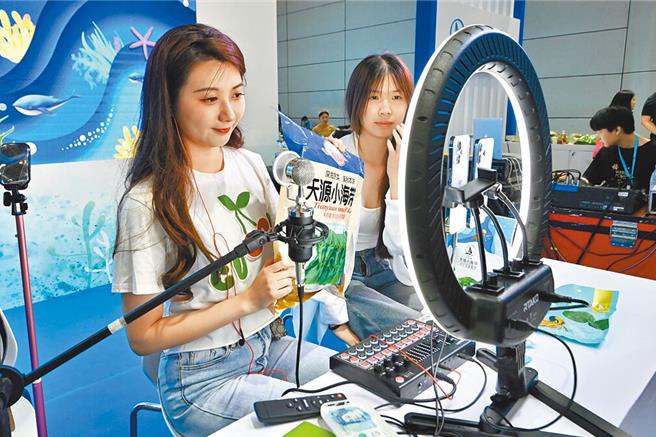 大陸商務部近日印發通知，鼓勵商家開展特色直播。圖為2023年6月中國（福州）國際漁業博覽會上，主播在直播帶貨。（中新社）