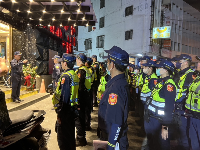 花莲县警’为稳定震灾后治安，加强扩大临检，避免宵小趁机打劫。（翻摄画面）