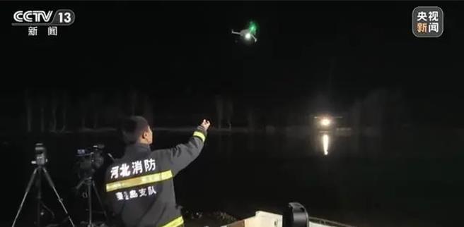 河北秦皇島發生船隻側翻事故，圖為救援現場。（圖／取自央視新聞）