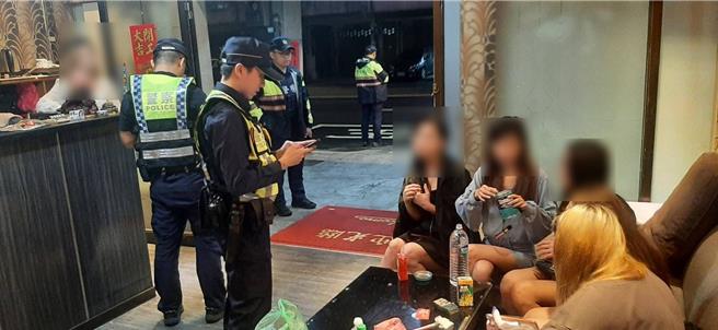 桃園市平鎮警方執行雷霆除暴專案，破獲多起毒品、公共危險案。(警方提供／呂筱蟬桃園傳真)