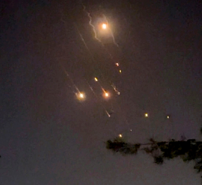 伊朗13日深夜展开对以色列的报復空袭，在持续5小时后结束报復行动。图为伊朗朝以色列发射的无人机、飞弹飞越邻国约旦首都安曼（Amman）上空。（图／路透社）