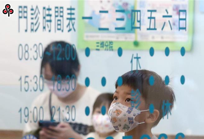 幼兒專責醫師制度計畫自2020年由中央擇定部分縣市推行，去年進一步推廣至全國各縣市，並規定2023年11月後出生的孩子均須加入計畫，由家長指定或政府媒合，讓每個孩童都有1名兒科或家醫科醫師追蹤健康情形、提供諮詢。（本報資料照片）
