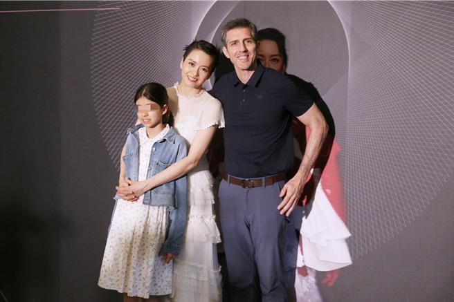 梁詠琪（中）13日慶功記者會上與老公（右）、女兒開心合照。（杜宜諳攝）