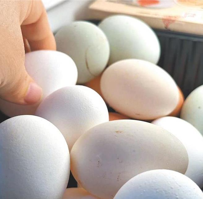 清明节过后鸡蛋买气没有明显上升，台北市蛋商公会理事长林天来14日表示，本周鸡蛋供需平衡，本周蛋价维持批发价每台斤49元、产地价每台斤39.5元。（本报资料照片）