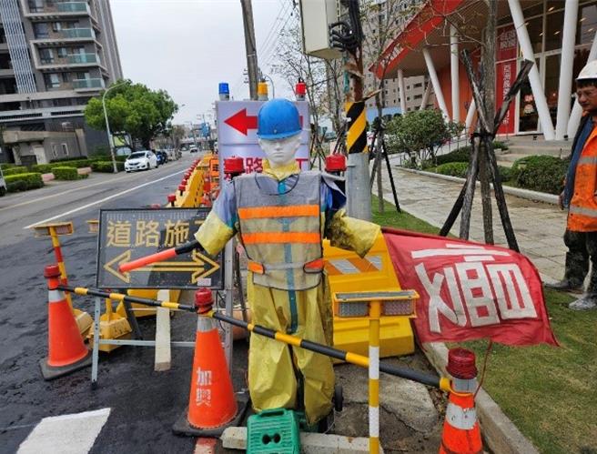 電動旗手示警。（水務局提供／蔡依珍桃園傳真）
