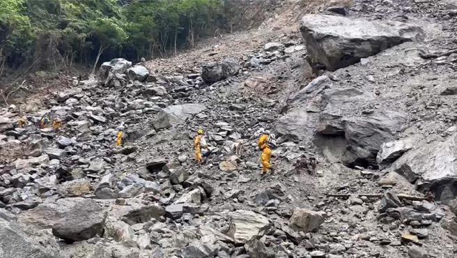 花莲强震太鲁阁国家公园砂卡礑步道被列搜救热点，图为搜救人员在0.5K大崩壁处进行搜索。（花莲县消防局提供／罗亦晽花莲传真）