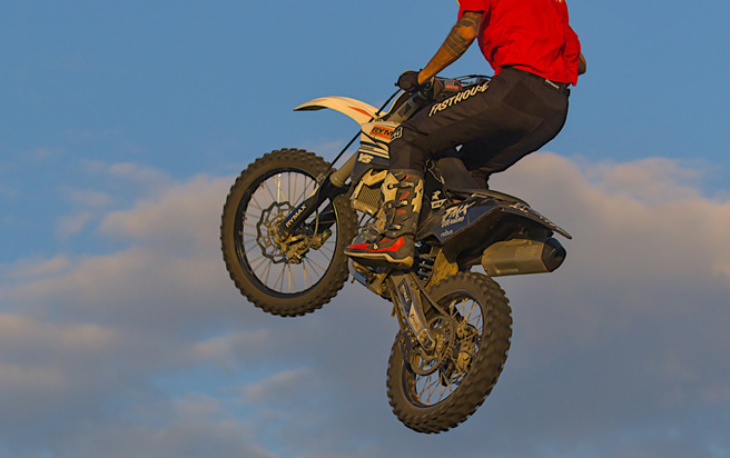 骑士失手催动油门而衝下边坡之前，回头抱住了朋友，导致两人双双出事，被网友调侃「临死抓了一个垫背的」。(图:shutterstock/达志)