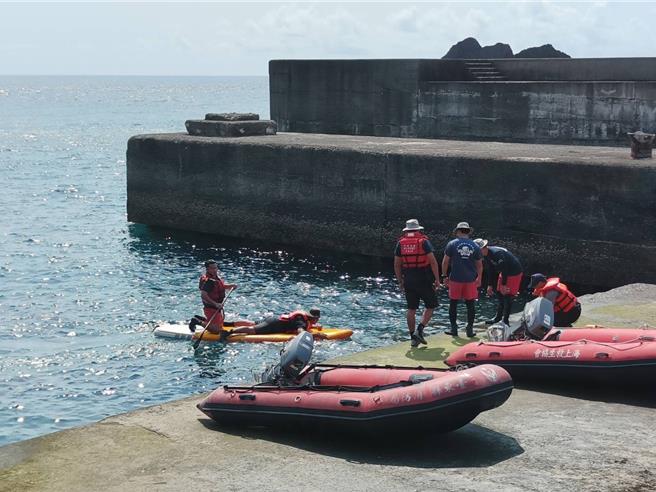 兰屿救援队12日成军授旗，随即与海巡第一三岸巡队展开联合救生操演。（海巡署东部分署第一三岸巡队提供／蔡旻妤台东传真）