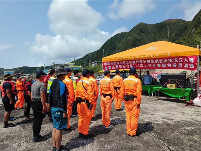兰屿救援队12日成军授旗，随即与海巡第一三岸巡队展开联合救生操演。（海巡署东部分署第一三岸巡队提供／蔡旻妤台东传真）