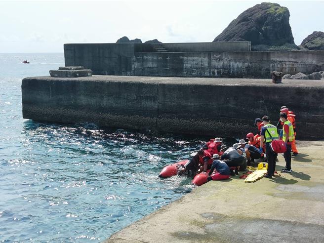 兰屿救援队12日成军授旗，随即与海巡第一三岸巡队展开联合救生操演。（海巡署东部分署第一三岸巡队提供／蔡旻妤台东传真）
