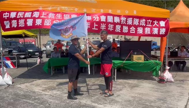 兰屿救援队12日成军授旗，随即与海巡第一三岸巡队展开联合救生操演。（海巡署东部分署第一三岸巡队提供／蔡旻妤台东传真）
