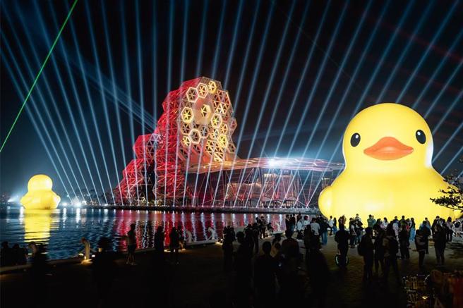 2024年春节檔期高雄市长陈其迈推出黄色小鸭老朋友相见欢，成功占据全国社群媒体版面及讨论焦点，成为龙年初始最受瞩目的活动。（资料照片）