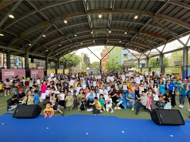 新北市教育局落实推动STEAM课程，昨（13）日于思贤国小办理第3届「2024年AI In STEAM『爱因思町』亲子共创嘉年华」暨STEAM梦想推手种子教师授证活动。（新北市教育局提供）