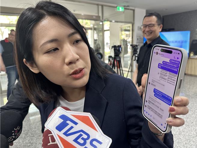 国民党立委徐巧芯（中）今天到花莲关心震灾，被媒体问及老公的姊姊跟姊夫涉及诈骗、洗钱一事，她强调自己也是受害者，若先生涉入她马上离婚，自己涉入下台负责。（罗亦晽摄）