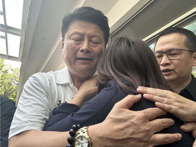 国民党立委徐巧芯（中）今天到花莲关心震灾，被媒体问及老公的姊姊跟姊夫涉及诈骗、洗钱一事，深感委屈，倒在党团总召傅昆萁（后左）胸膛放声大哭。（罗亦晽摄）