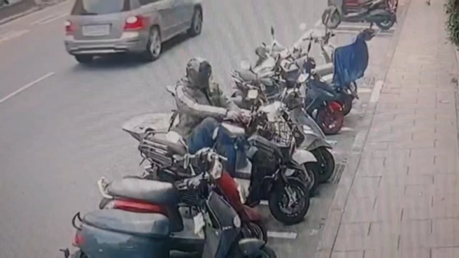 毒蟲神智不清偷竊停車格內的機車零件。（翻攝畫面）