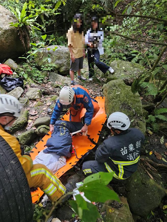 消防人員到場救援。（民眾提供／李京昇苗栗傳真）