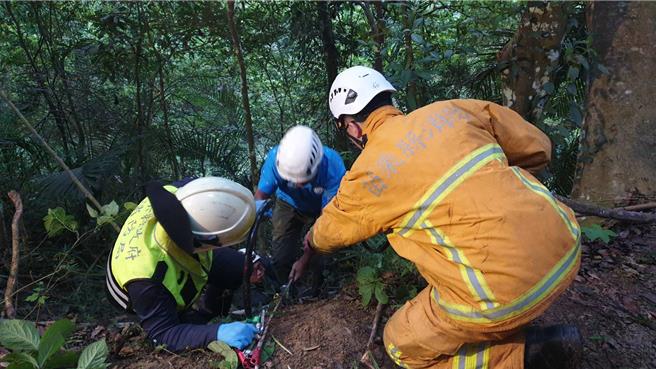 消防人員救援患者。（民眾提供／李京昇苗栗傳真）