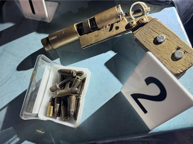 劉姓男子13日深夜因攜帶槍毒遭逮，他向警方供稱為了防身，才找工具自製鋼筆槍。（讀者提供／程炳璋台南傳真）