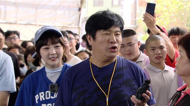 胡瓜遭地方媽媽瘋狂打擊。（民視提供）