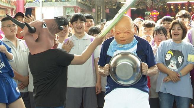 《綜藝大集合》節目中，上演地方媽媽與藝人的對抗賽。（民視提供）